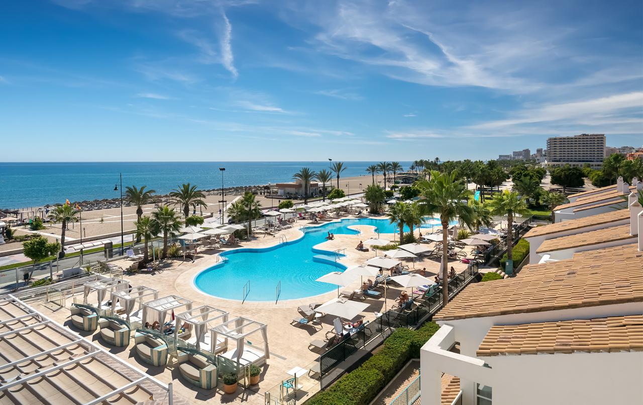 Overzicht van het zwembad en de zee bij Occidental Torremolinos Playa