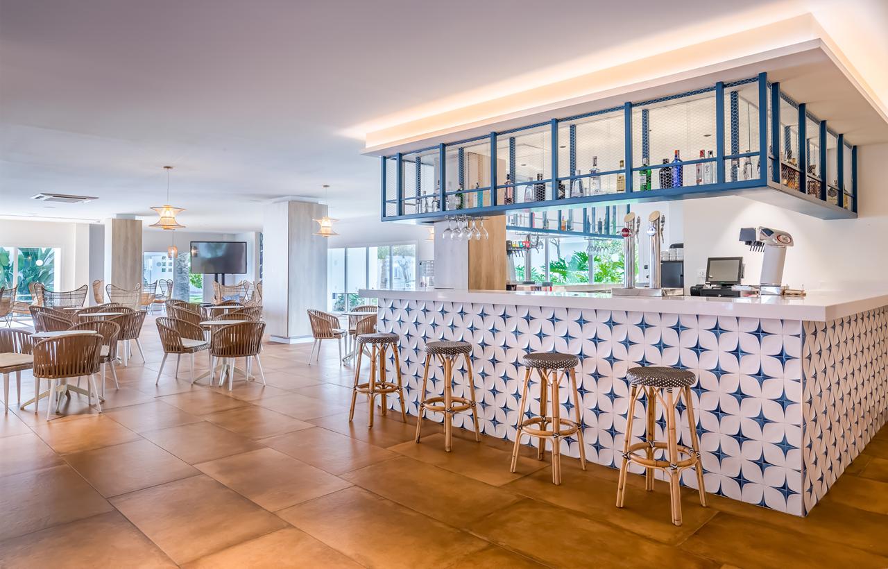 Bar en ontvangstruimte van Occidental Torremolinos Playa