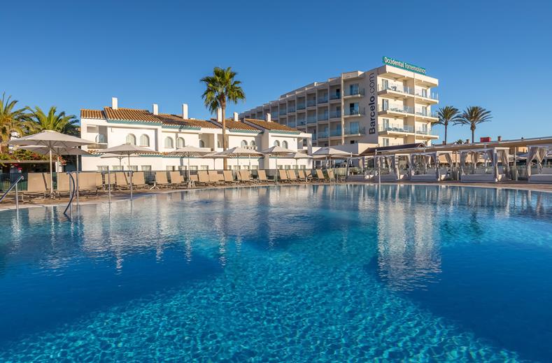 Groot buitenzwembad van Occidental Torremolinos Playa met hotelgebouw op de achtergrond