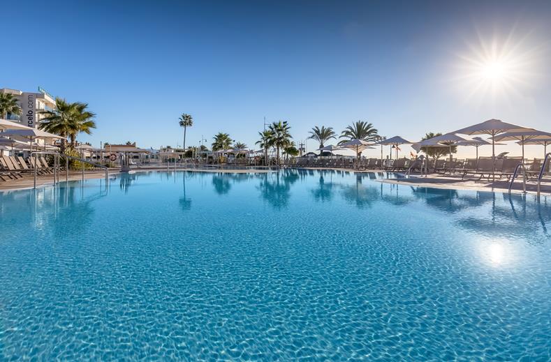 Buitenbad van Occidental Torremolinos Playa in de ochtendzon