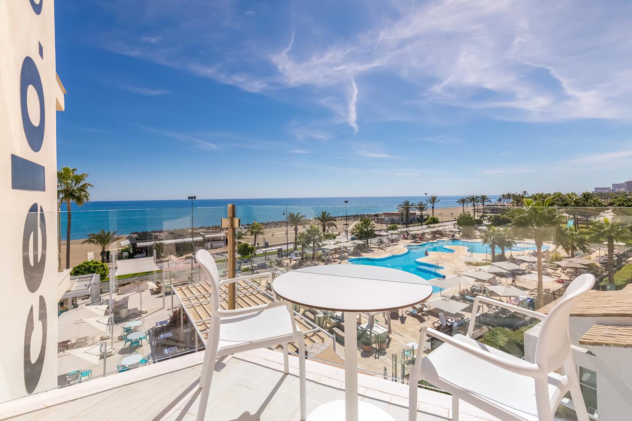 Balkon van een hotelkamer met uitzicht op zwembad en zee bij Occidental Torremolinos Playa