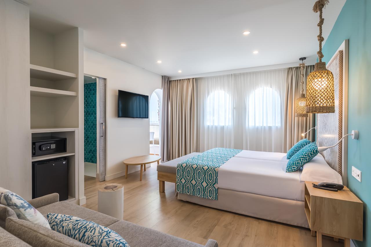 Ruime familiekamer van Occidental Torremolinos Playa met bed en zithoek