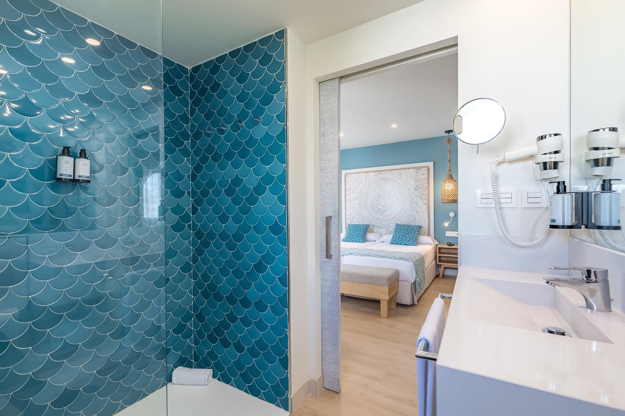 Badkamer met turquoise tegels in een familiekamer van Occidental Torremolinos Playa